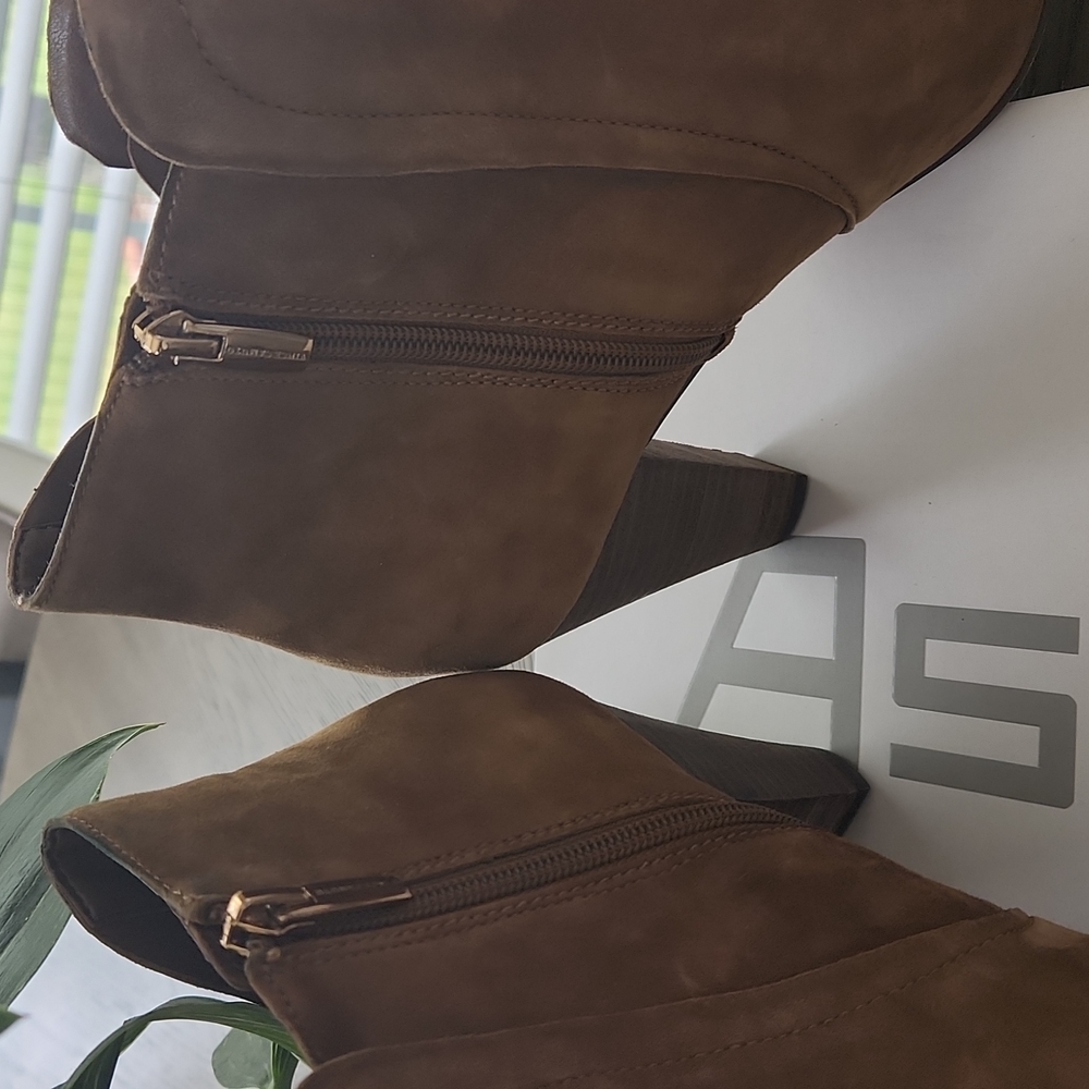 Tan suede booties - Picture 6 of 6